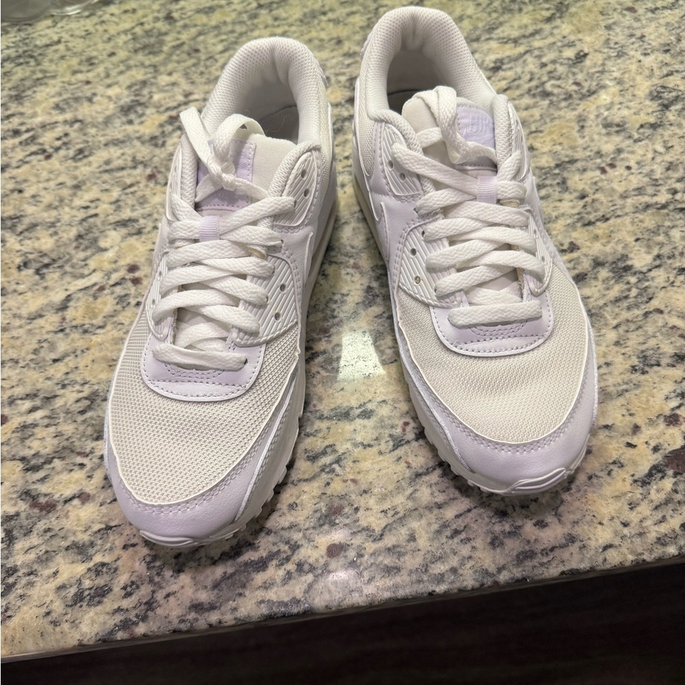 White Nike Air Max 90